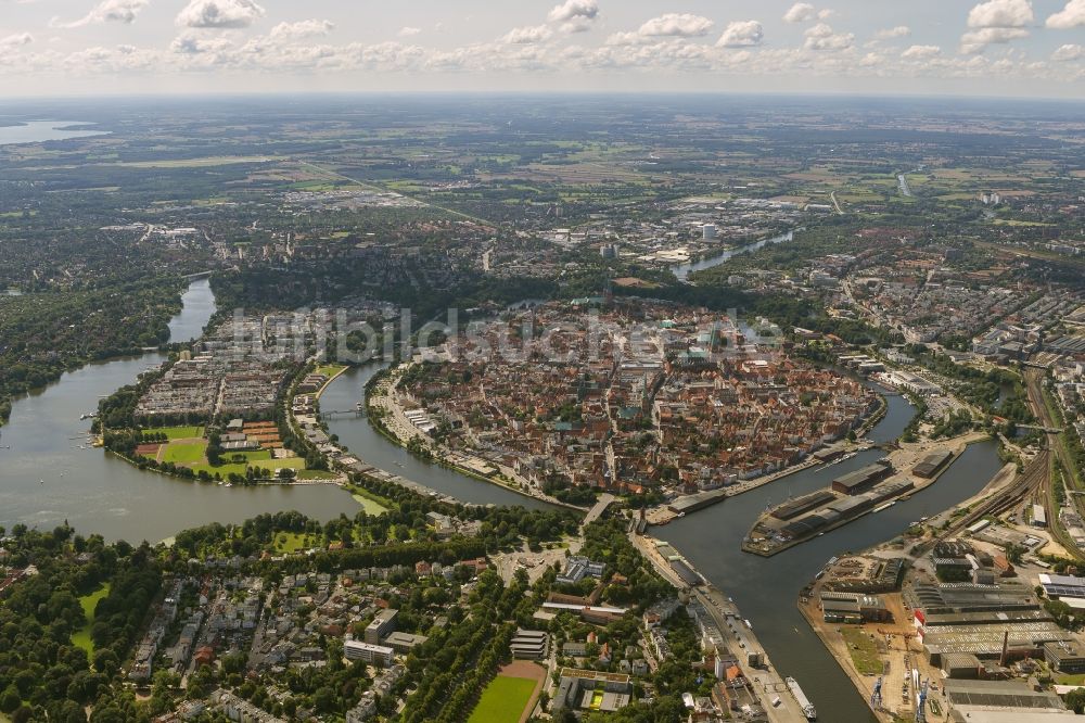 Lübeck aus der Vogelperspektive: Innenstadt und des Altstadt - Zentrums von Lübeck im Bundesland Schleswig-Holstein