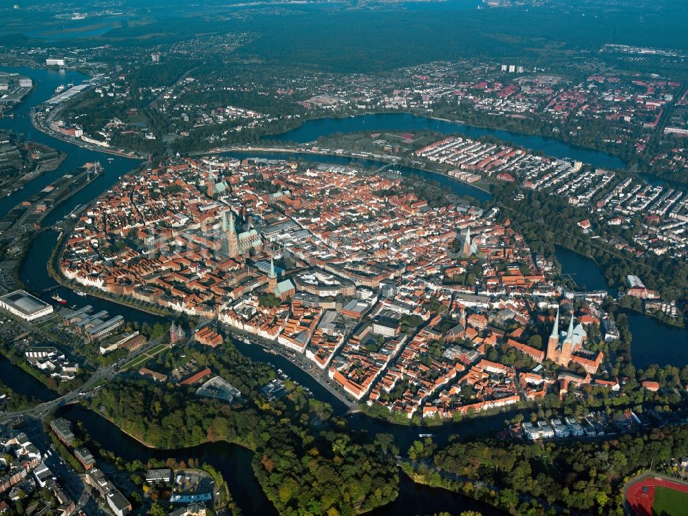 Luftaufnahme Lübeck - Innenstadt und des Altstadt - Zentrums von Lübeck im Bundesland Schleswig-Holstein