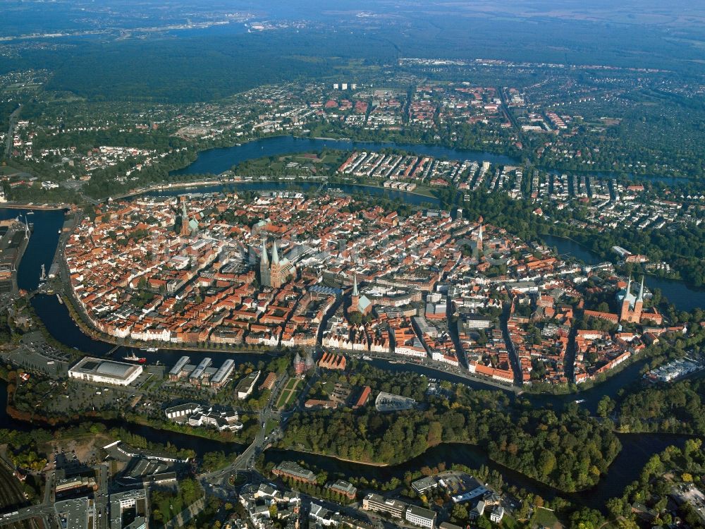 Lübeck von oben - Innenstadt und des Altstadt - Zentrums von Lübeck im Bundesland Schleswig-Holstein