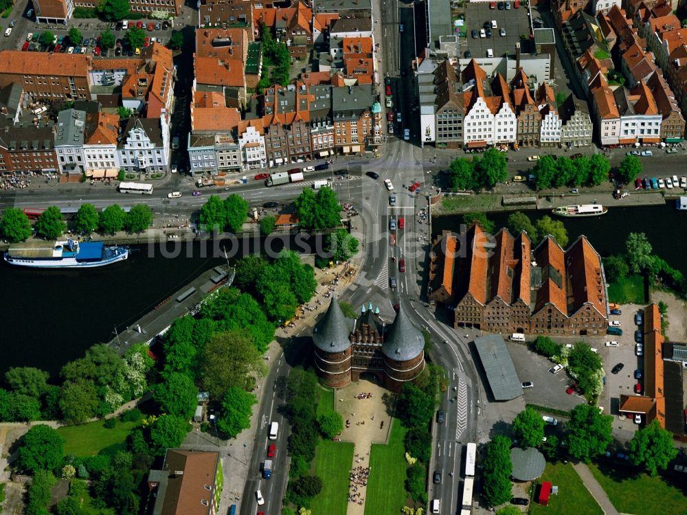 Luftaufnahme Lübeck - Innenstadt und des Altstadt - Zentrums von Lübeck im Bundesland Schleswig-Holstein