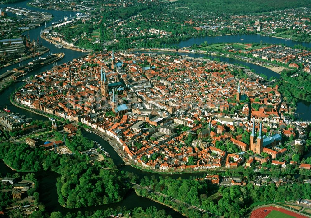 Lübeck von oben - Innenstadt und des Altstadt - Zentrums von Lübeck im Bundesland Schleswig-Holstein