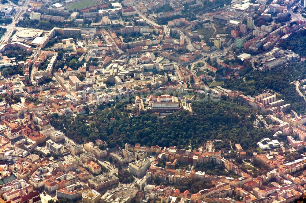 Brünn / Brno aus der Vogelperspektive: Innenstadt von Brünn / Brno und die Festung Spilberg im Verwaltungsbezirk Südmährische Region / Jihomoravsky kraj in der Tschechische Republik