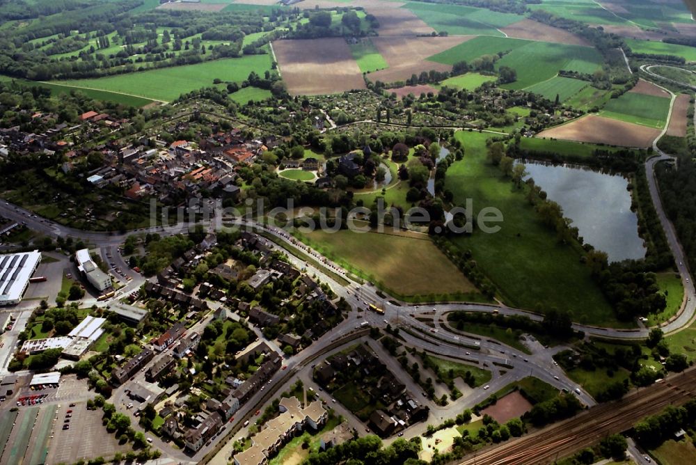 Luftbild Krefeld - Innenstadt an der Burg Linn in Krefeld im Bundesland Nordrhein-Westfalen