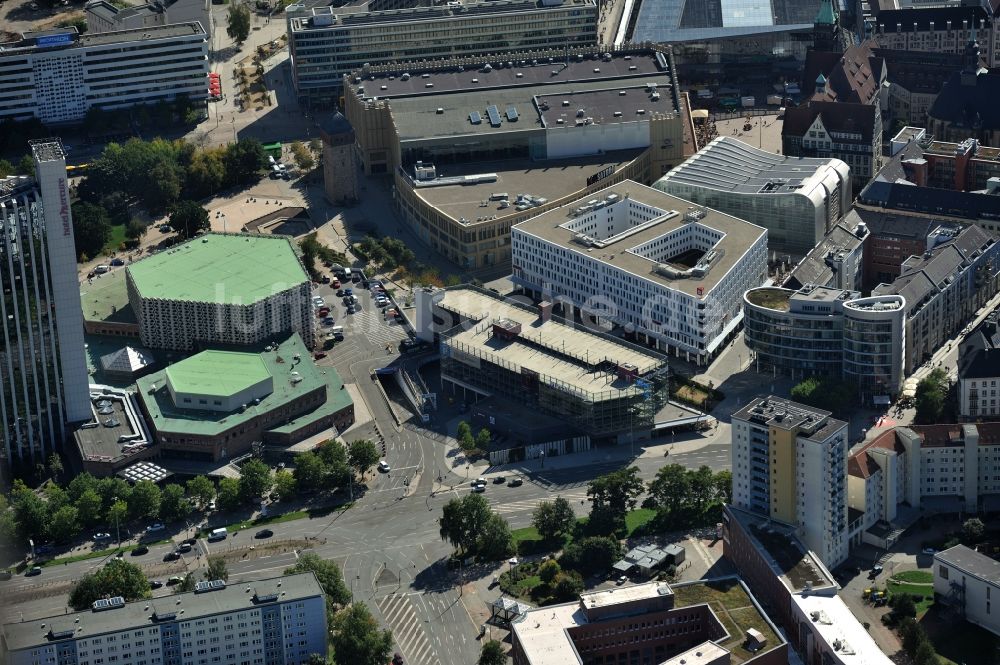 Chemnitz von oben - Innenstadt von Chemnitz mit Stadthalle, Parkhaus und dem Einkaufszentrum Galerie Roter Turm in Chemnitz in Sachsen