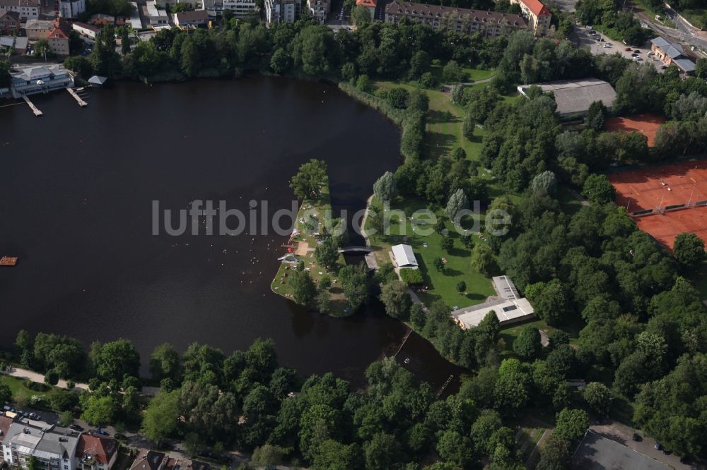 Darmstadt aus der Vogelperspektive: Innenstadt von Darmstadt am Naturbadesee Großer Woog in der Innenstadt von Darmstadt im Bundesland Hessen