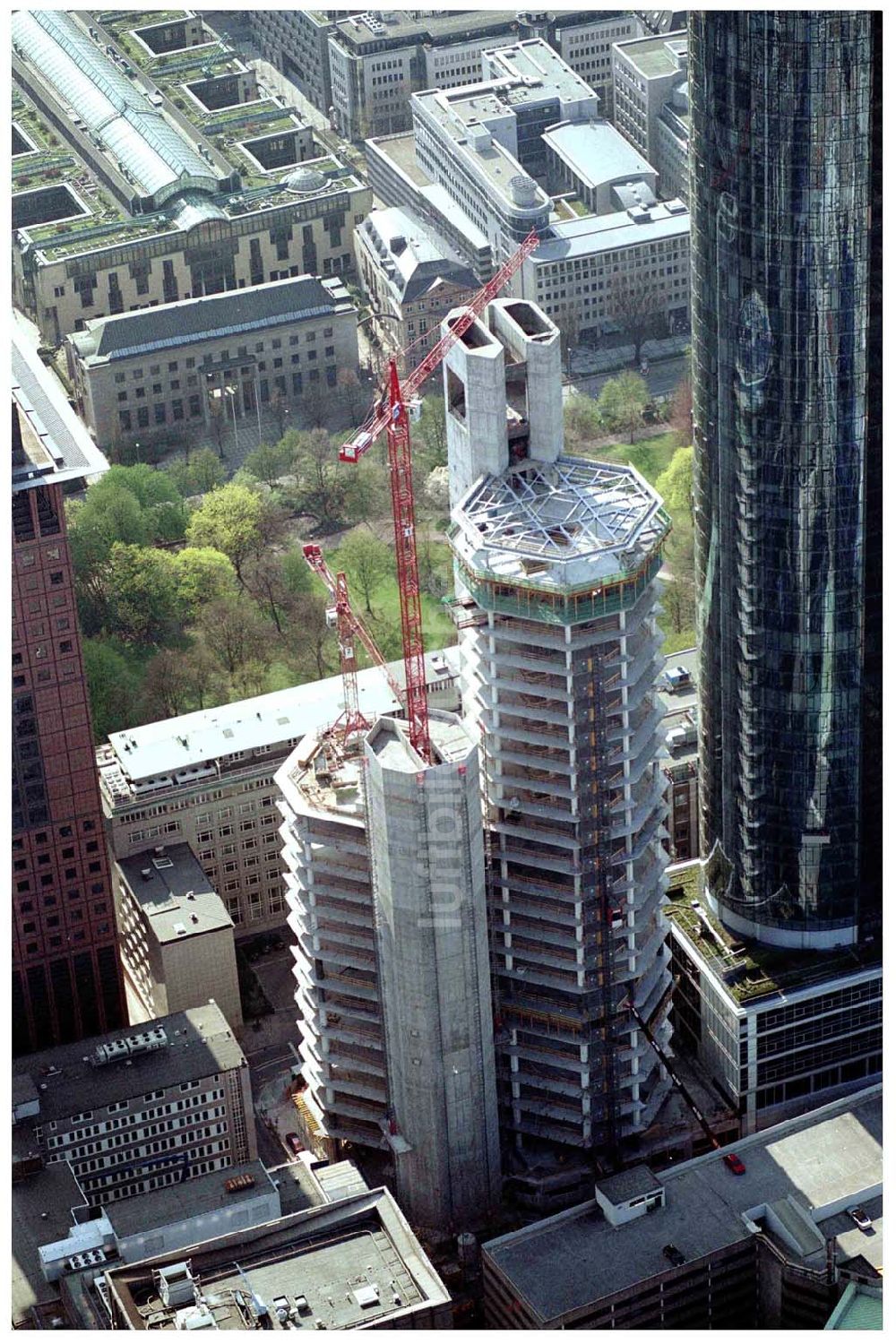 FRANKFURT / Main - Hessen aus der Vogelperspektive: Innenstadt von Frankfurt am Main mit dem Main Tower Landesbank Hessen-Thüringen Girozentrale Anstalt des öffentlichen Rechts MAIN TOWER Neue Mainzer Straße 52-58 D-60311 Frankfurt am Main Germany, Tel