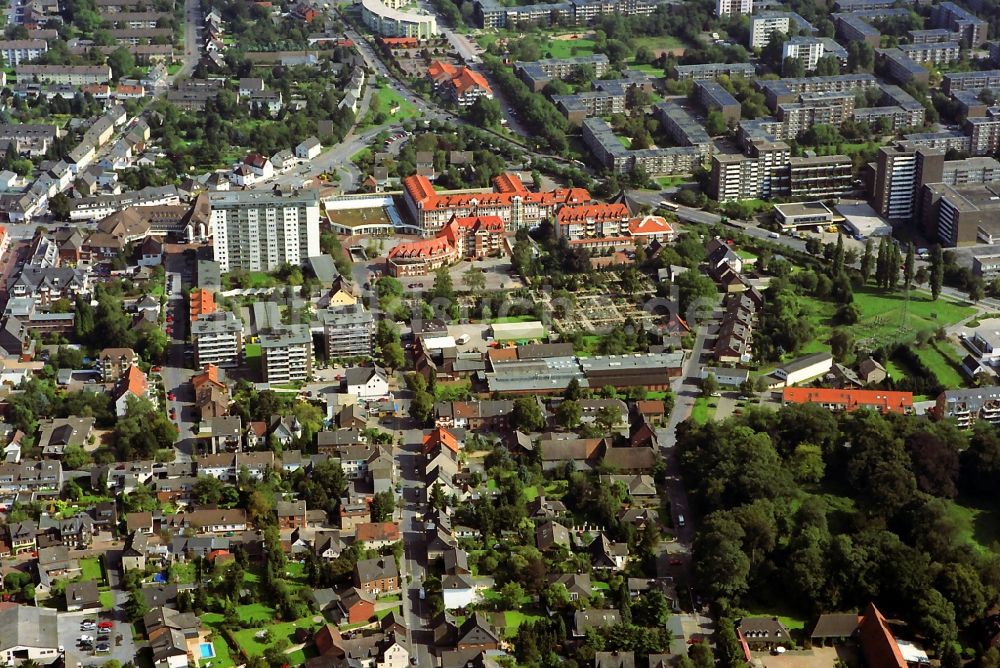 Luftaufnahme Mohnheim - Innenstadt an der Fußgängerzone am Rathauscenter mit Städtischem Friedhof in Monheim im Bundesland Nordrhein-Westfalen