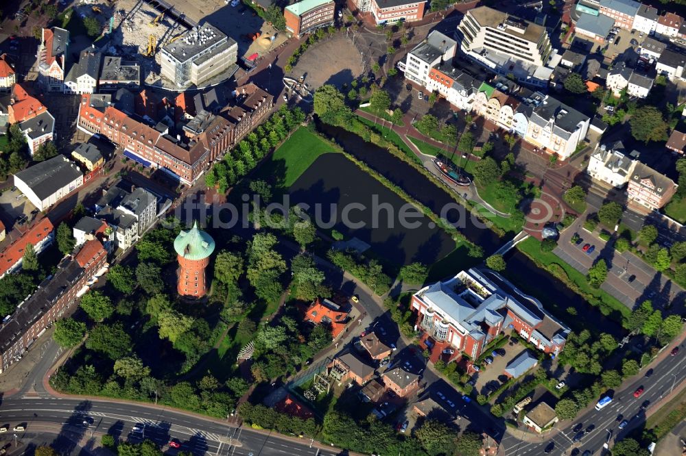 Cuxhaven aus der Vogelperspektive: Innenstadt am Landwehrkanal am Wasserturm von Cuxhaven im Bundesland Niedersachsen