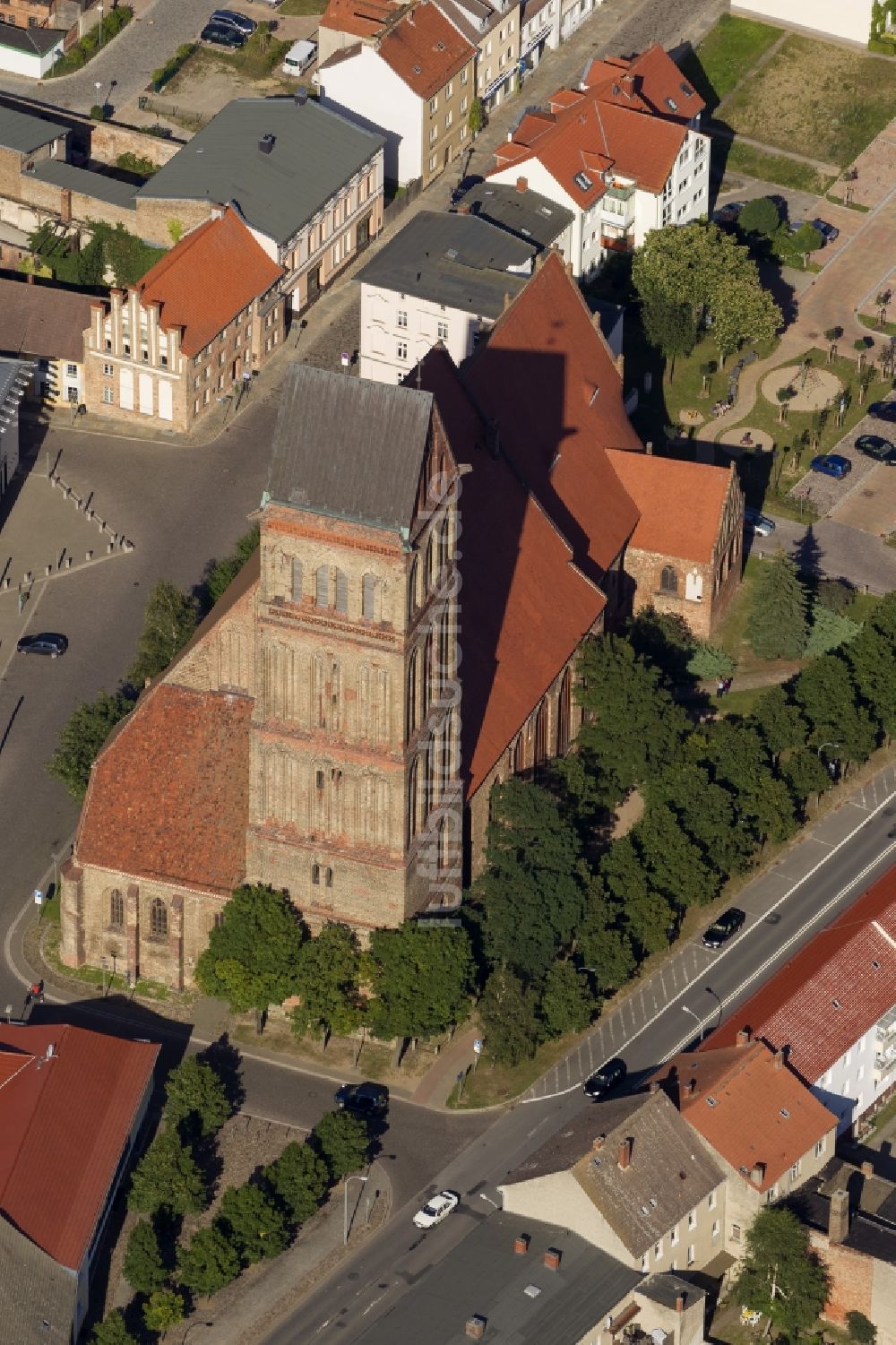 Anklam aus der Vogelperspektive: Innenstadt am Marktplatz mit dem Wahrzeichen der Stadt, dem Steintor in Anklam im Bundesland Mecklenburg-Vorpommern