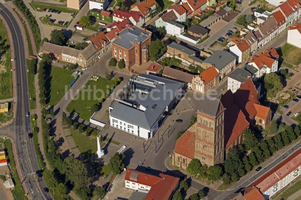 Luftbild Anklam - Innenstadt am Marktplatz mit dem Wahrzeichen der Stadt, dem Steintor in Anklam im Bundesland Mecklenburg-Vorpommern