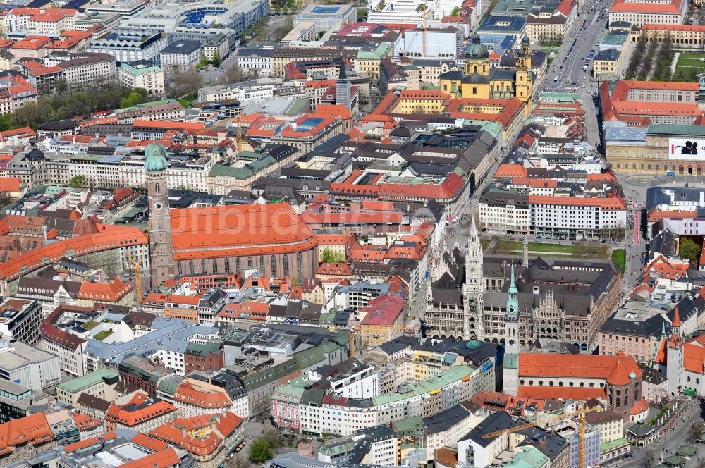 München von oben - Innenstadt von München mit Blick auf die Frauenkirche im Bundesland Bayern