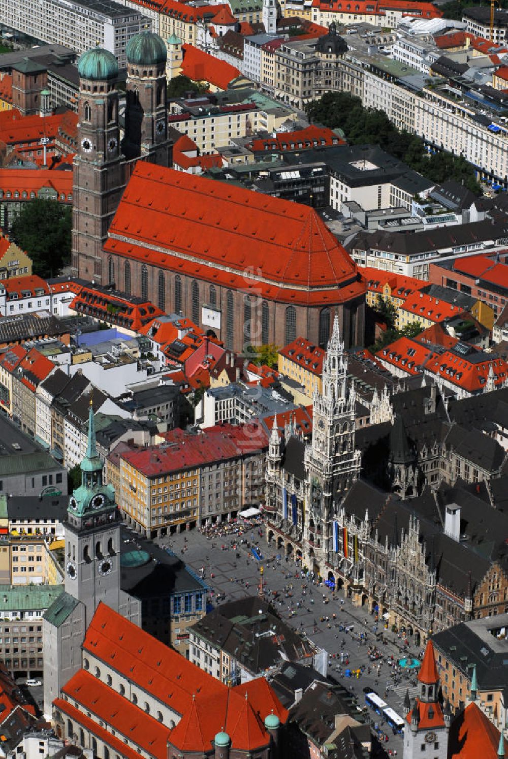 Luftbild München - Innenstadt von München mit Blick auf die Frauenkirche, das Neue Rathaus und die Pfarrkirche St. Peter