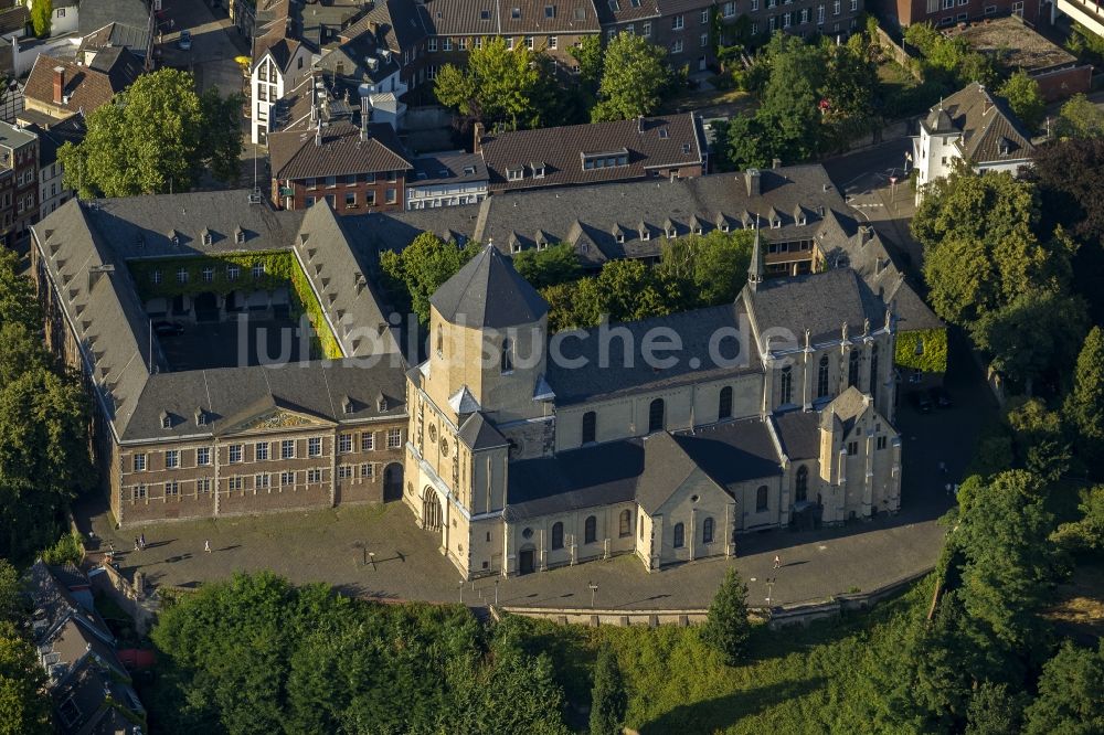 Mönchengladbach aus der Vogelperspektive: Innenstadt mit dem Mönchengladbacher Münster am Rathaus von Mönchengladbach in Nordrhein-Westfalen