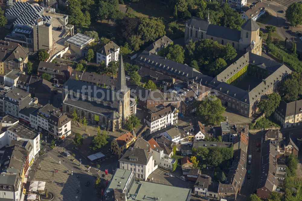 Luftaufnahme Mönchengladbach - Innenstadt mit dem Mönchengladbacher Münster am Rathaus von Mönchengladbach in Nordrhein-Westfalen