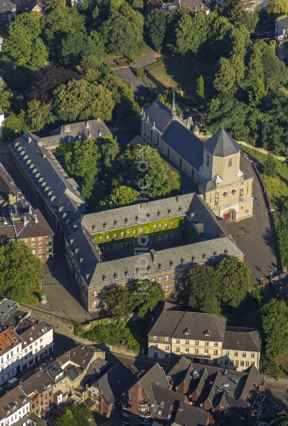 Mönchengladbach von oben - Innenstadt mit dem Mönchengladbacher Münster am Rathaus von Mönchengladbach in Nordrhein-Westfalen