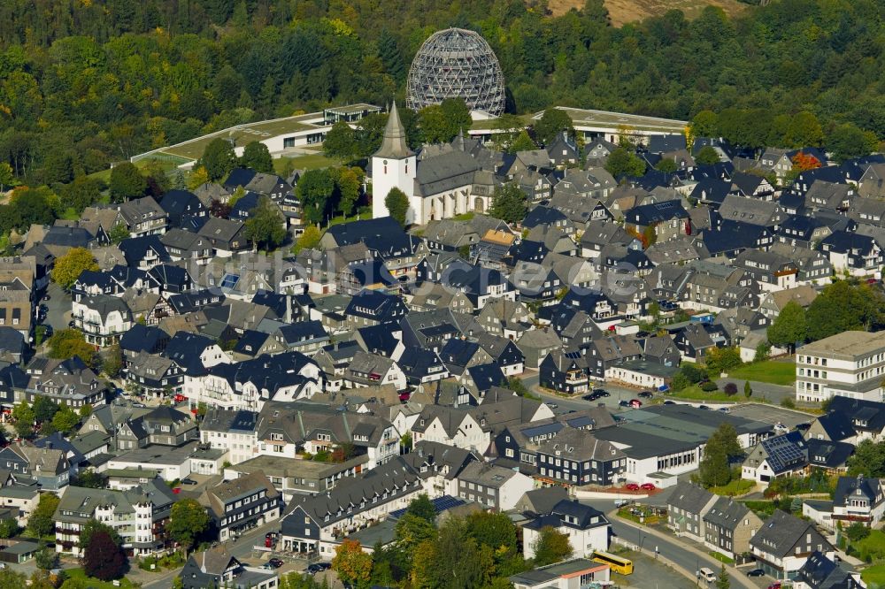 Luftbild Winterberg - Innenstadt und das Oversum Vital Resort Winterberg im Hochsauerland im Bundesland Nordrhein-Westfalen