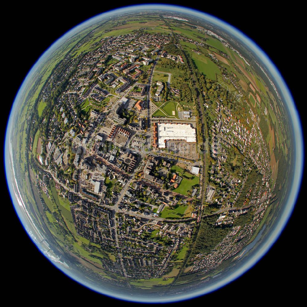 Voerde von oben - Innenstadt mit dem Rathaus und dem Einkaufszentrum von Voerde