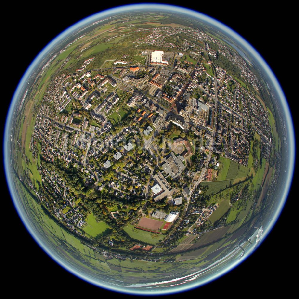 Voerde aus der Vogelperspektive: Innenstadt mit dem Rathaus und dem Einkaufszentrum von Voerde