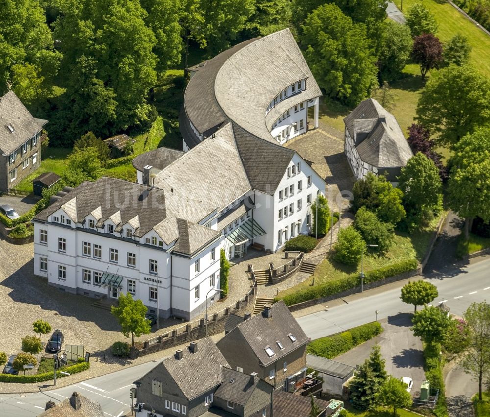 Luftaufnahme Schmallenberg - Innenstadt am Rathaus in Schmallenberg im Hochsauerlandkreis in Nordrhein-Westfalen