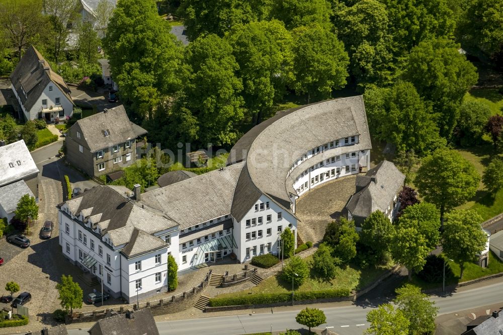 Schmallenberg von oben - Innenstadt am Rathaus in Schmallenberg im Hochsauerlandkreis in Nordrhein-Westfalen