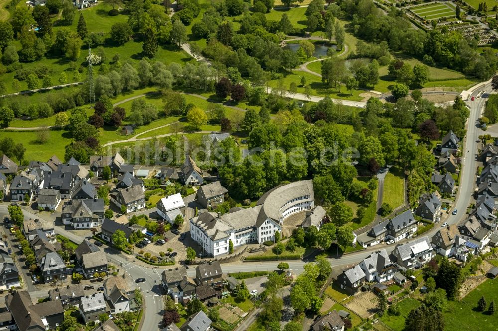 Schmallenberg aus der Vogelperspektive: Innenstadt am Rathaus in Schmallenberg im Hochsauerlandkreis in Nordrhein-Westfalen