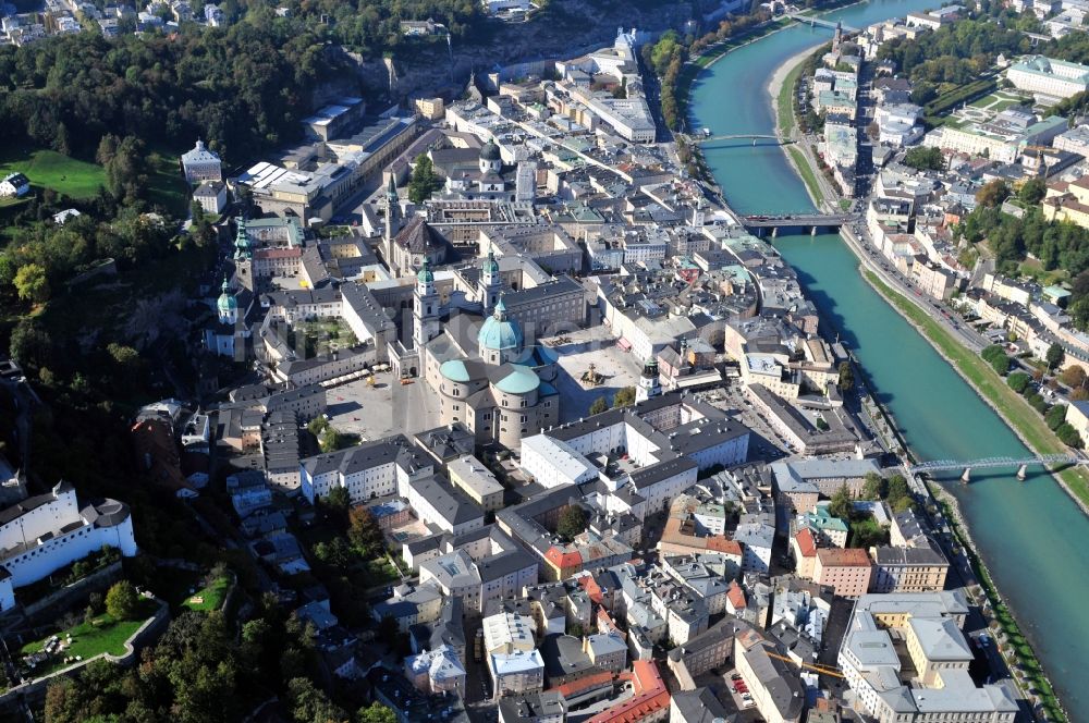 Luftbild Salzburg - Innenstadt von Salzburg am Ufer des Flusses Salzach in Österreich