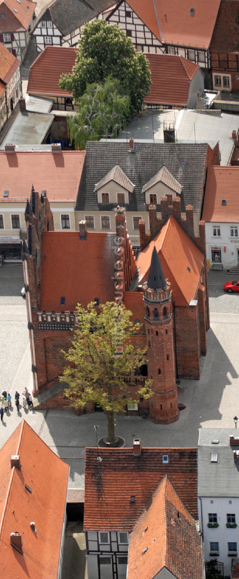 Luftbild Tangermünde - Innenstadt Tangermündes mit Rathaus