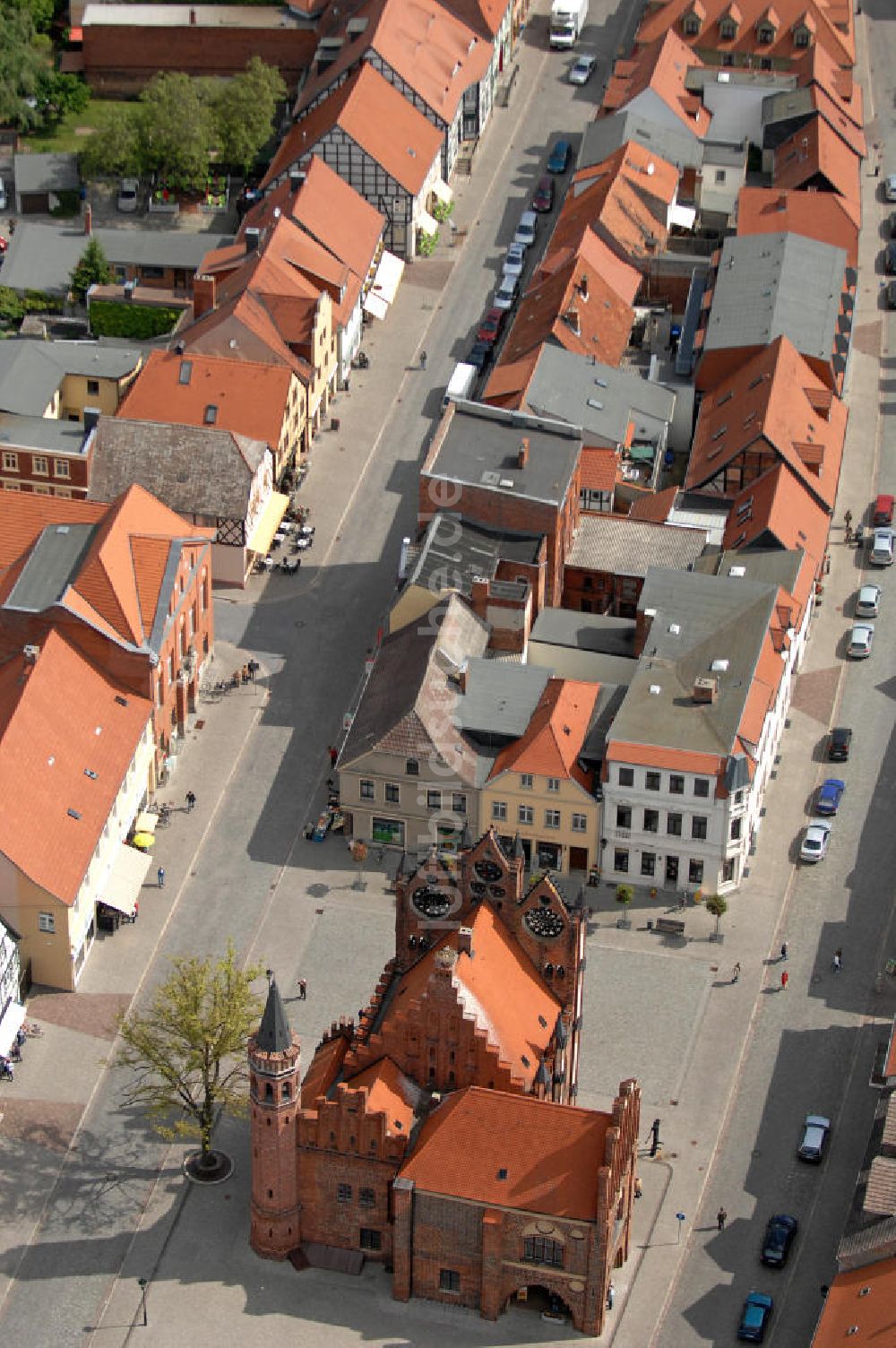 Tangermünde aus der Vogelperspektive: Innenstadt Tangermündes mit Rathaus