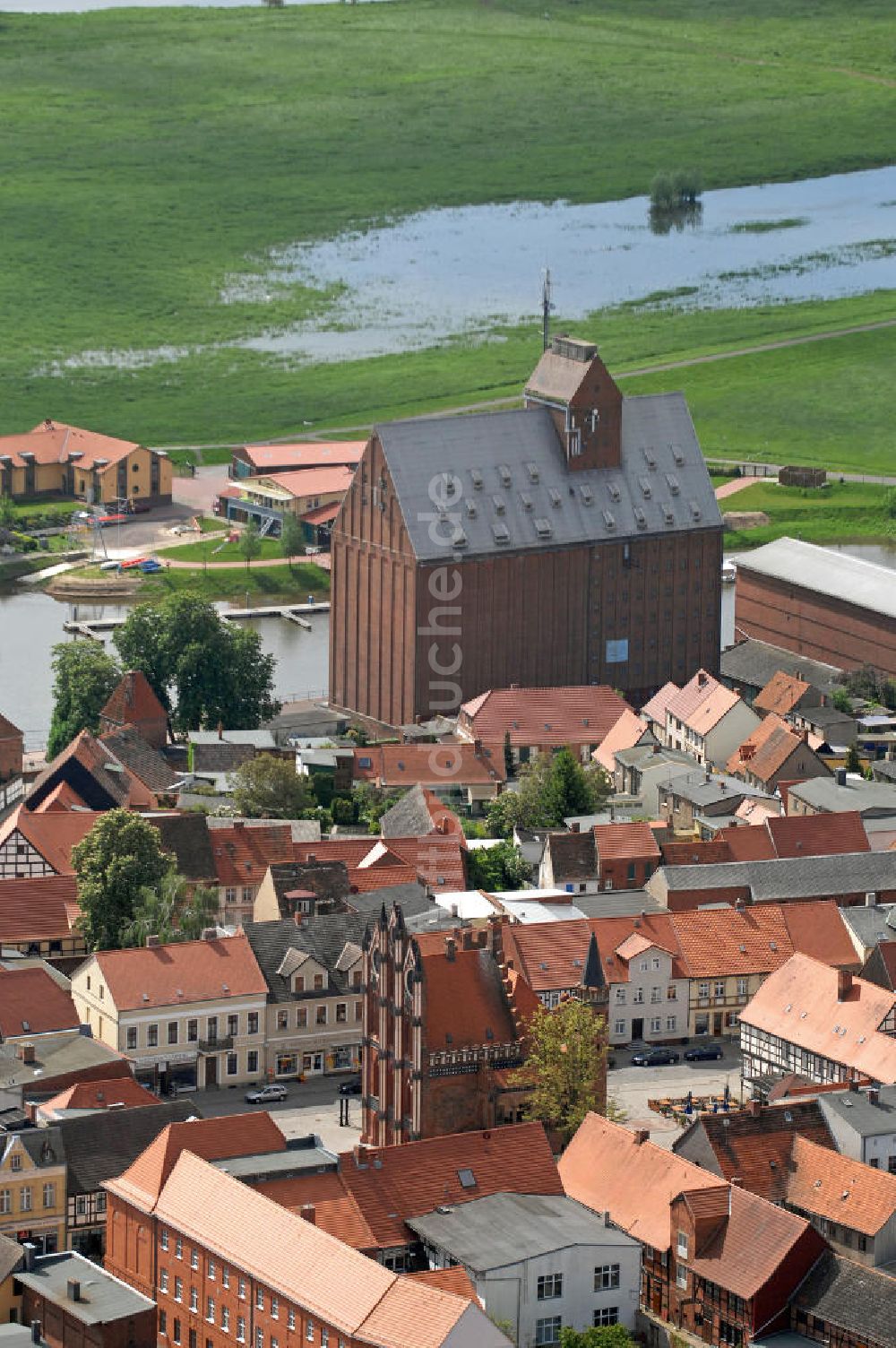 Luftaufnahme Tangermünde - Innenstadt Tangermündes mit Rathaus und Kornspeicher