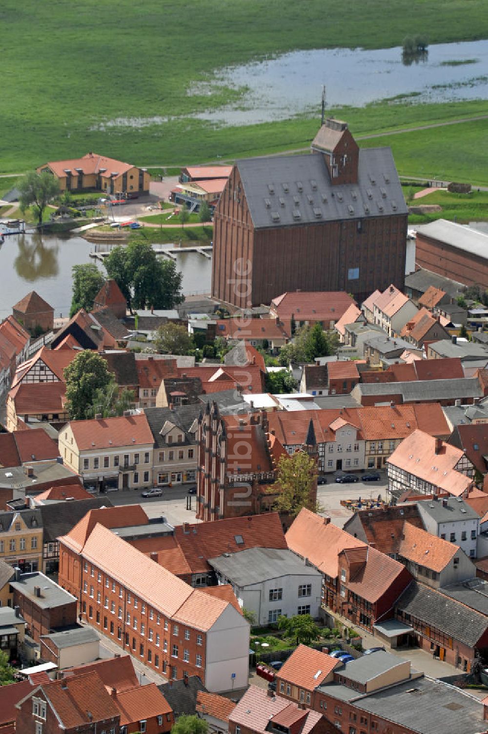 Tangermünde von oben - Innenstadt Tangermündes mit Rathaus und Kornspeicher