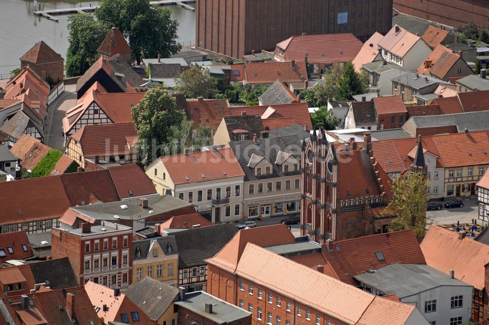 Tangermünde aus der Vogelperspektive: Innenstadt Tangermündes mit Rathaus und Kornspeicher