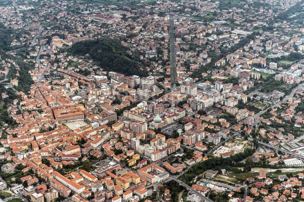 Massa aus der Vogelperspektive: Innenstadt Zentrum in Massa in der Toskana in Italien