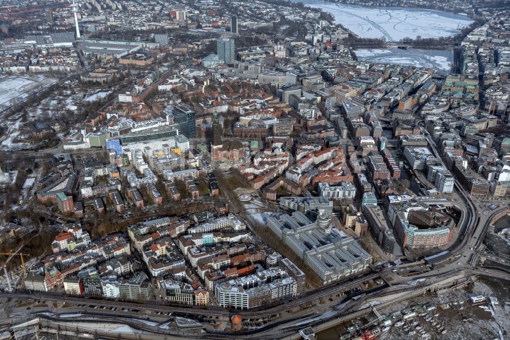 Hamburg aus der Vogelperspektive: Innenstadtbereich im Altstdt- Zentrum in Hamburg, Deutschland