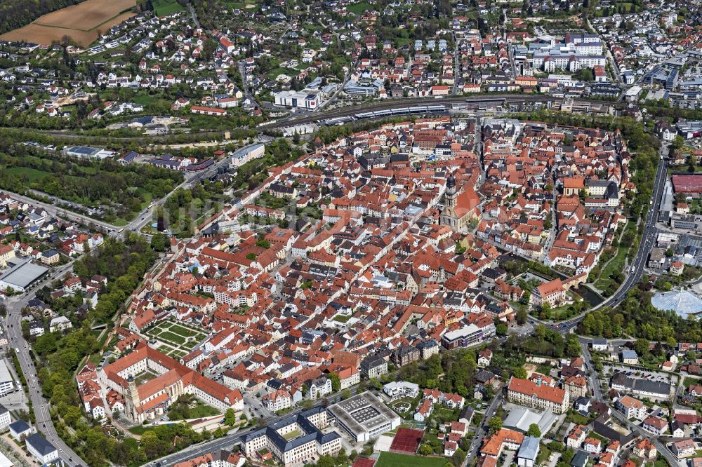 Amberg von oben - Innenstadtbereich mit der Basilika St. Martin in Amberg im Bundesland Bayern, Deutschland