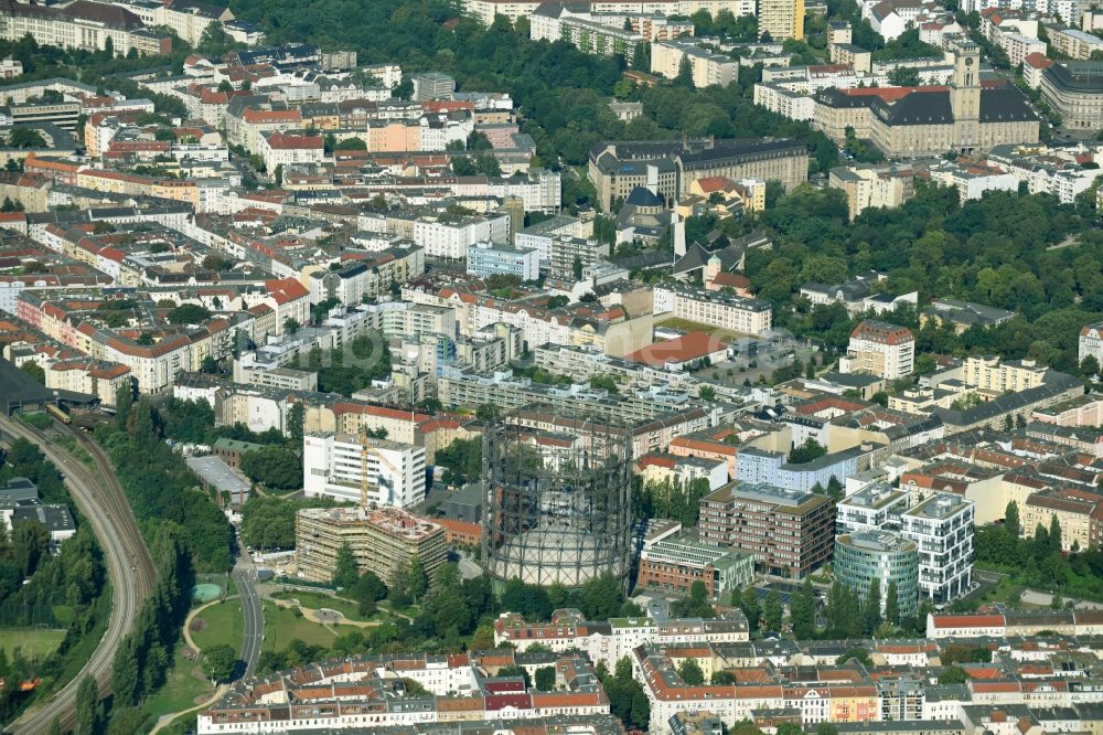 Luftaufnahme Berlin - Innenstadtbereich am Gasometer und der Baustelle zum Neubau einer Mehrfamilienhaus-Wohnanlage im Ortsteil Tempelhof-Schöneberg in Berlin, Deutschland