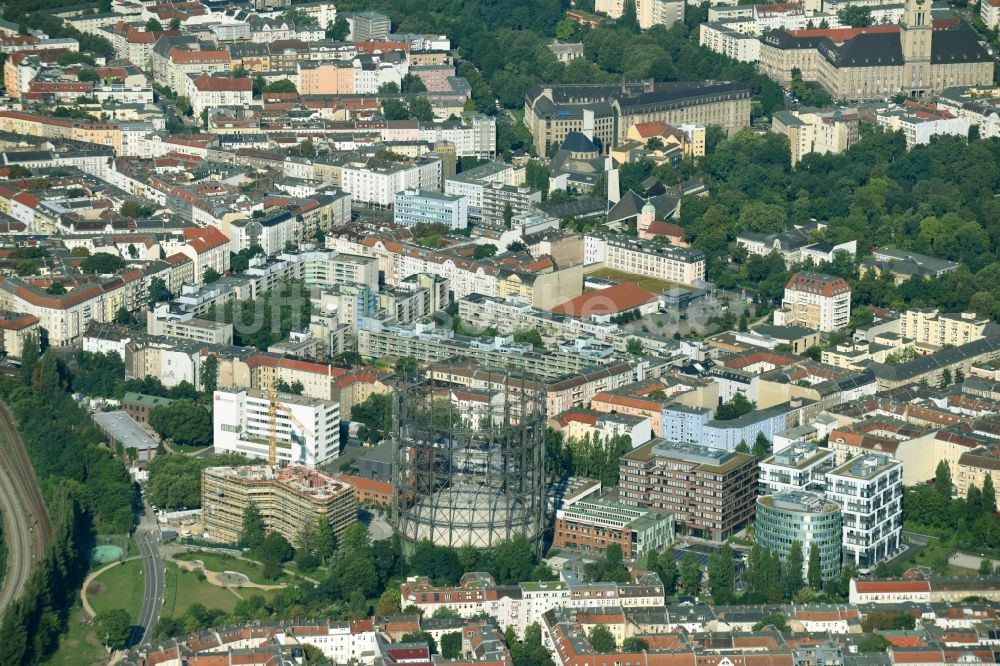 Berlin von oben - Innenstadtbereich am Gasometer und der Baustelle zum Neubau einer Mehrfamilienhaus-Wohnanlage im Ortsteil Tempelhof-Schöneberg in Berlin, Deutschland