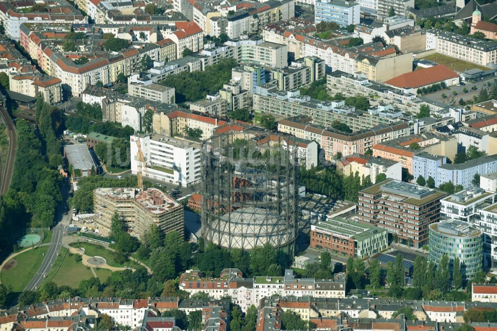 Berlin aus der Vogelperspektive: Innenstadtbereich am Gasometer und der Baustelle zum Neubau einer Mehrfamilienhaus-Wohnanlage im Ortsteil Tempelhof-Schöneberg in Berlin, Deutschland