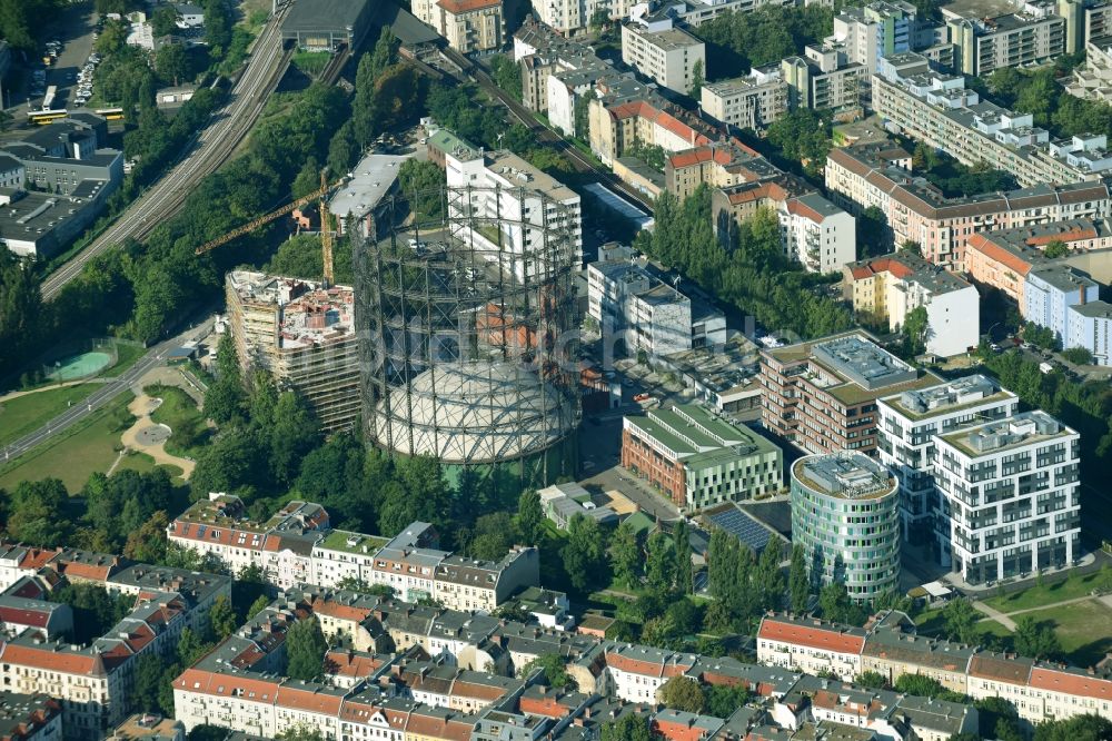 Luftbild Berlin - Innenstadtbereich am Gasometer und der Baustelle zum Neubau einer Mehrfamilienhaus-Wohnanlage im Ortsteil Tempelhof-Schöneberg in Berlin, Deutschland