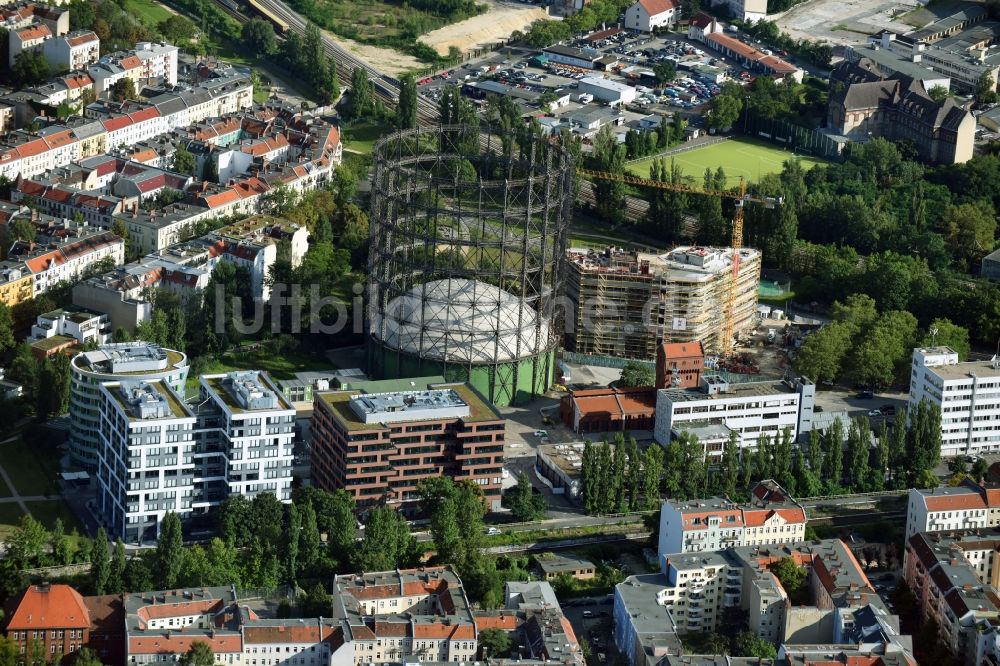 Berlin von oben - Innenstadtbereich am Gasometer und der Baustelle zum Neubau einer Mehrfamilienhaus-Wohnanlage im Ortsteil Tempelhof-Schöneberg in Berlin, Deutschland