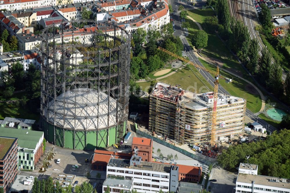 Luftbild Berlin - Innenstadtbereich am Gasometer und der Baustelle zum Neubau einer Mehrfamilienhaus-Wohnanlage im Ortsteil Tempelhof-Schöneberg in Berlin, Deutschland