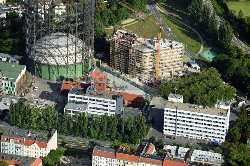 Luftaufnahme Berlin - Innenstadtbereich am Gasometer und der Baustelle zum Neubau einer Mehrfamilienhaus-Wohnanlage im Ortsteil Tempelhof-Schöneberg in Berlin, Deutschland