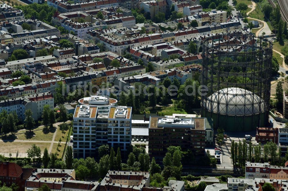 Luftbild Berlin - Innenstadtbereich am Gasometer und der Baustelle zum Neubau einer Mehrfamilienhaus-Wohnanlage im Ortsteil Tempelhof-Schöneberg in Berlin, Deutschland