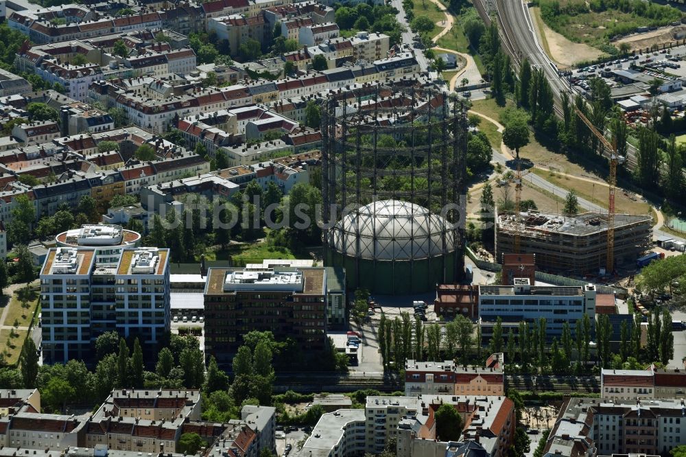 Luftaufnahme Berlin - Innenstadtbereich am Gasometer und der Baustelle zum Neubau einer Mehrfamilienhaus-Wohnanlage im Ortsteil Tempelhof-Schöneberg in Berlin, Deutschland