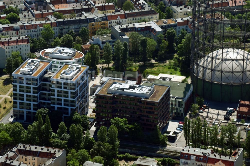 Berlin von oben - Innenstadtbereich am Gasometer und der Baustelle zum Neubau einer Mehrfamilienhaus-Wohnanlage im Ortsteil Tempelhof-Schöneberg in Berlin, Deutschland