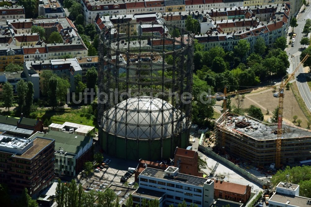 Berlin von oben - Innenstadtbereich am Gasometer und der Baustelle zum Neubau einer Mehrfamilienhaus-Wohnanlage im Ortsteil Tempelhof-Schöneberg in Berlin, Deutschland