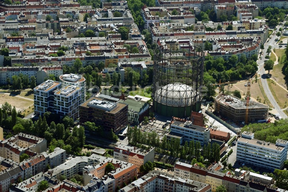 Berlin aus der Vogelperspektive: Innenstadtbereich am Gasometer und der Baustelle zum Neubau einer Mehrfamilienhaus-Wohnanlage im Ortsteil Tempelhof-Schöneberg in Berlin, Deutschland