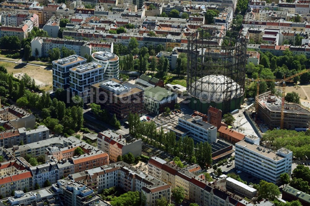 Luftbild Berlin - Innenstadtbereich am Gasometer und der Baustelle zum Neubau einer Mehrfamilienhaus-Wohnanlage im Ortsteil Tempelhof-Schöneberg in Berlin, Deutschland