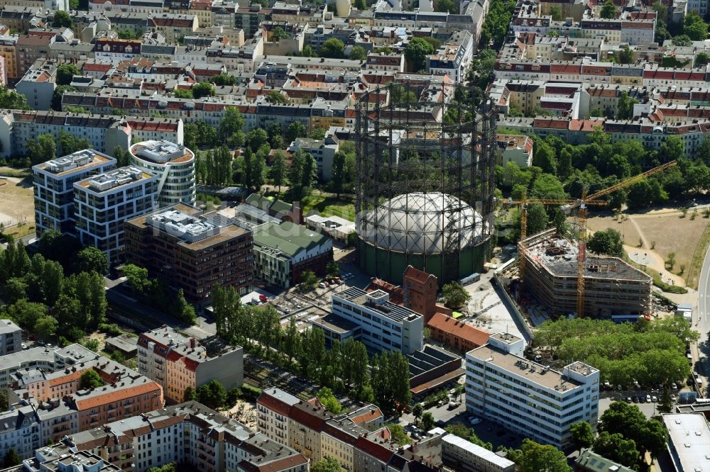 Luftaufnahme Berlin - Innenstadtbereich am Gasometer und der Baustelle zum Neubau einer Mehrfamilienhaus-Wohnanlage im Ortsteil Tempelhof-Schöneberg in Berlin, Deutschland