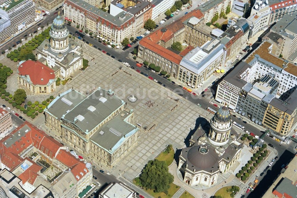 Luftaufnahme Berlin Mitte - Innenstadtbereich am Gendarmenmarkt mit dem Schauspielhaus - Konzerthaus Berlin in Berlin- Mitte