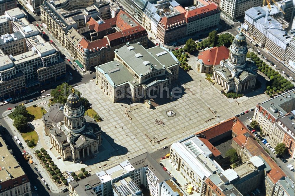 Berlin Mitte aus der Vogelperspektive: Innenstadtbereich am Gendarmenmarkt mit dem Schauspielhaus - Konzerthaus Berlin in Berlin- Mitte